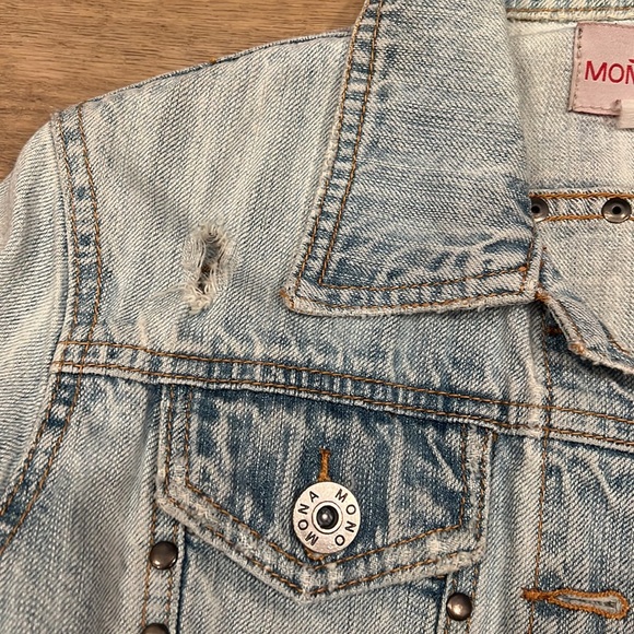 Adorable studded light wash jean jacket - Picture 3 of 6